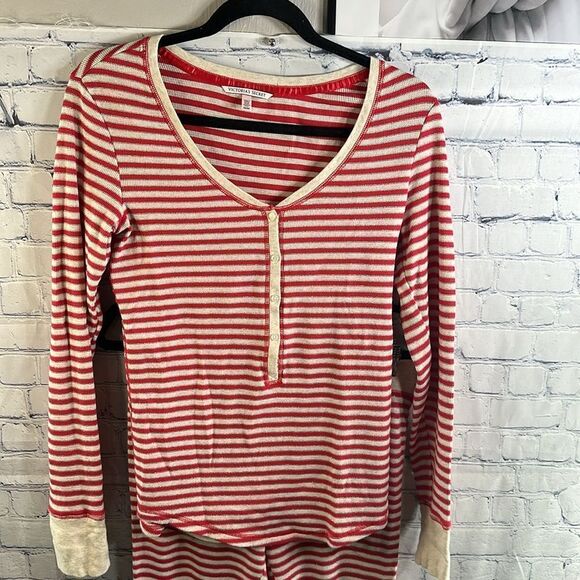 🎄 Victoria’s Secret Red and White Striped Christmas Pajamas - Sz Med - Picture 2 of 5
